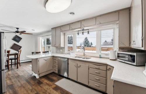 Cozy 3BR Home with BBQ Patio & Gym Near Downtown - Foto 9