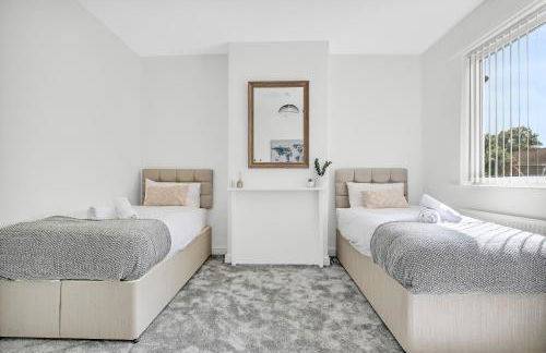 Solace Nights - Large Modern House - 4 Bedrooms - Near M6 & Spaghetti Junction - Fast WiFi - Netflix - Photo 28