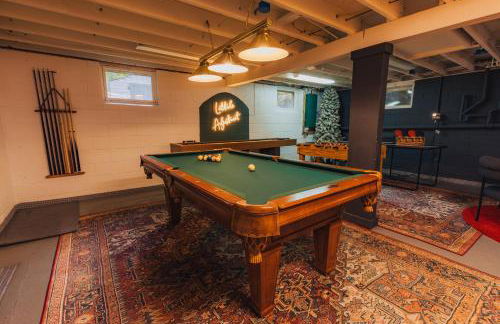 Family Pocono Gem by the lake with private sauna, hot tub, and huge game room - Foto 43