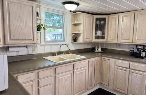 Downtown Whitestown with King Suite and Pool - Foto 11