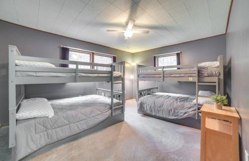 Cozy Houghton Lake Home with Fire Pit and Porch - Foto 15