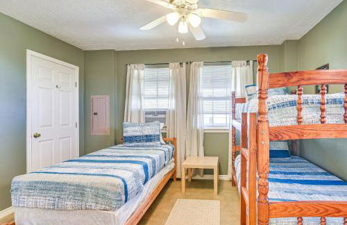 Walk to Shore Crystal Beach Home with Deck! - Foto 17