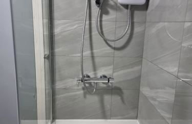 2 Bed Cosy House in London by Zaftastic Stays - Photo 12