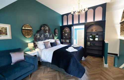 Central Medieval Grid Unique home with Gated parking - Foto 26