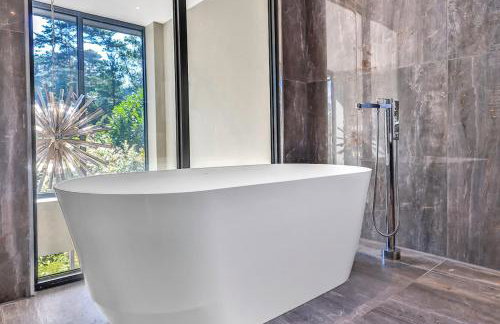 Avon House - modern family home - Photo 21