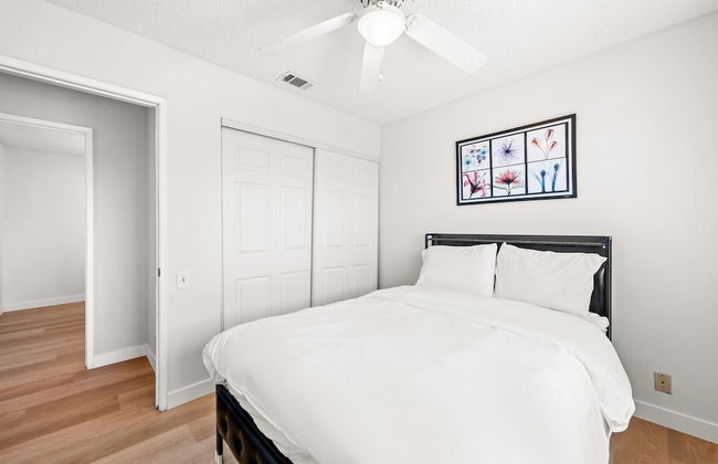 Spacious Family Retreat w Garden Modern Comfort - Photo 44