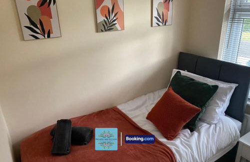 3-Bedroom Family Home with Free Parking and WiFi - Photo 5