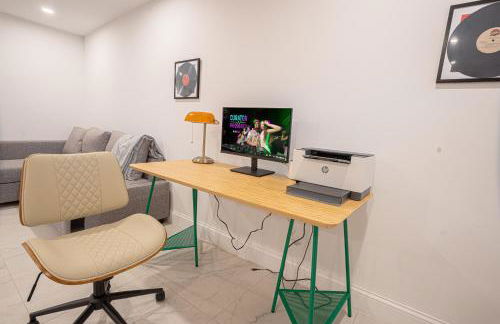 Stylish 2BD Brooklyn Retreat with Backyard & Basement - Foto 20