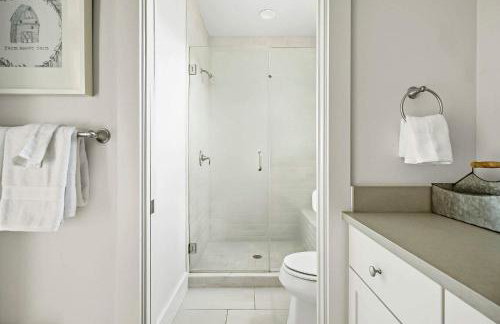 Scenic Lake Travis Farmhouse - Pickleball - BBQ - Foto 29