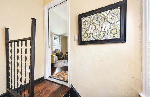 HostWise Stays - Block to AGH - King Bed, Free Off Street Parking - Foto 6