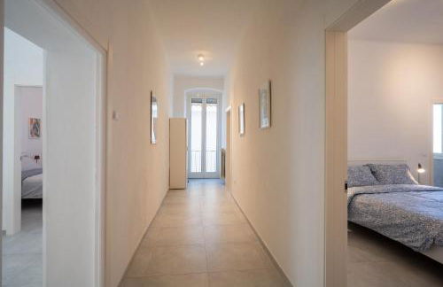 A step from the Beach - Roomy Apt with Sea Glimpse - Foto 18