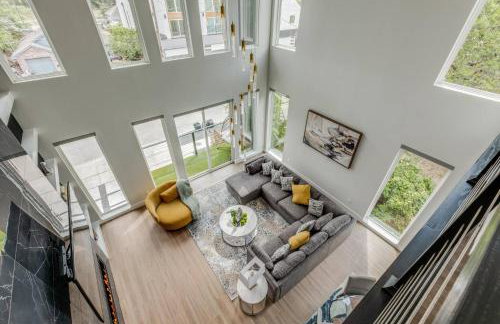 Luxury Newly Built 4 BR 4 Bath Home w/ Rooftop and Grill! - Foto 8