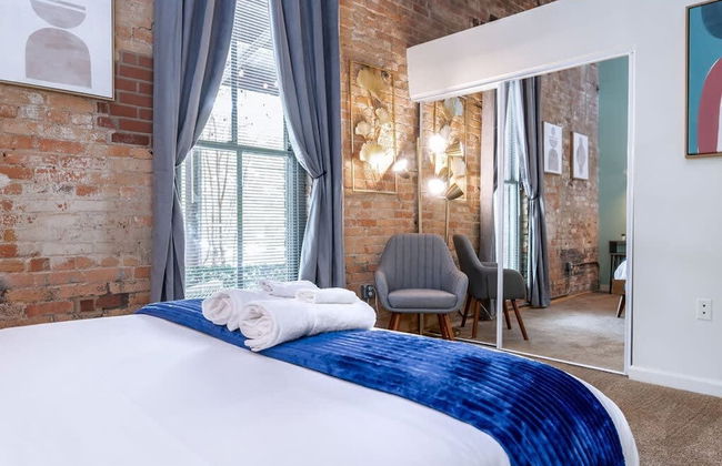 100 Year-old Historic Brick 2BR Loft Large Patio2 - Foto 16