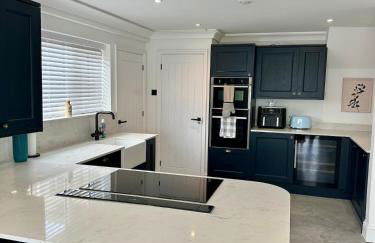 Charmandene - Luxury 5 Bed with Pool and Gated Parking - Foto 35