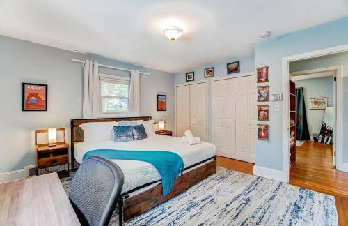 Poolside Bungalow with Fire Pit Fun and King Suite - Foto 12