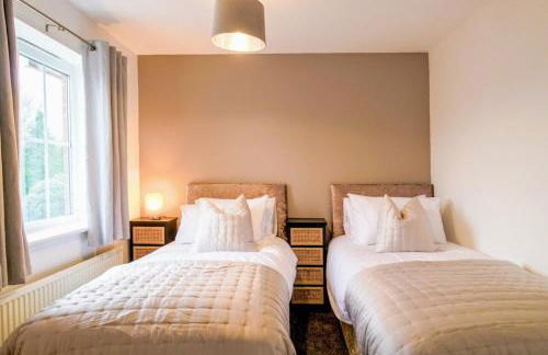 Grange House - Sleeps 6 - Driveway parking, Self-Check-In, Fast Wifi and Sky TV by Yoko Property - Photo 2