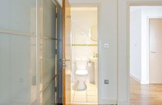 Amazing River view 2 bedroom apartment, sleeps 6, balcony and parking - Foto 15