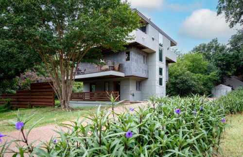 Downtown Bryan Treehouse Hot Tub and Peaceful Escape - Photo 50