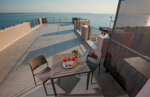 Seaside Luxury Suites - Photo 16