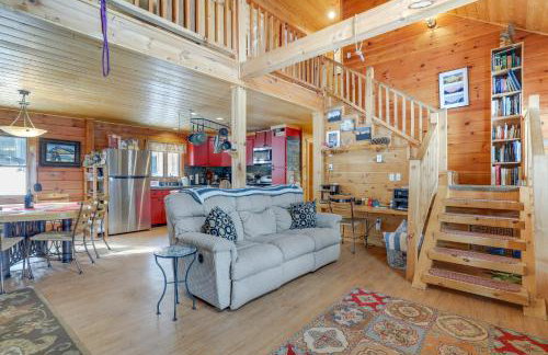 2 Mi to Skiing Casper Cabin with Mtn Views! - Foto 4