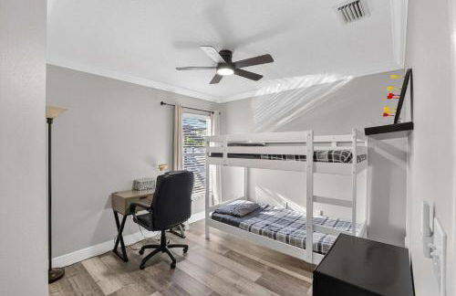 Lakefront 4-Bedroom Home with Pool - Foto 28