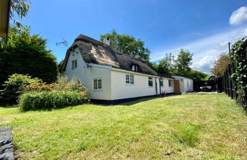 Beautiful Character 5 Bedroom Dorset Thatched Cottage - Great Location - Garden - Parking - Fast WiFi - Smart TV - Newly decorated - sleeps up to 10! Only 18 mins drive to Sandbanks Beach! Close to Bournemouth & Poole - Photo 18
