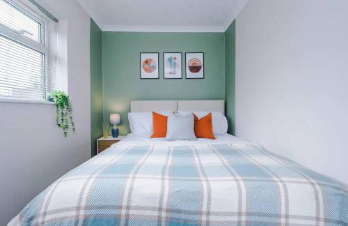 Cheerful 3 bedroom home with parking near Chester - Photo 36