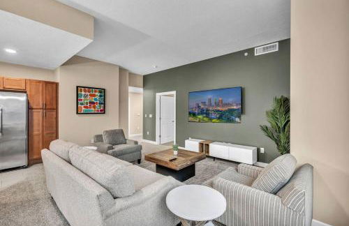 Luxury 13th Floor Condo: Downtown/ Parking 6 /Gym - Photo $