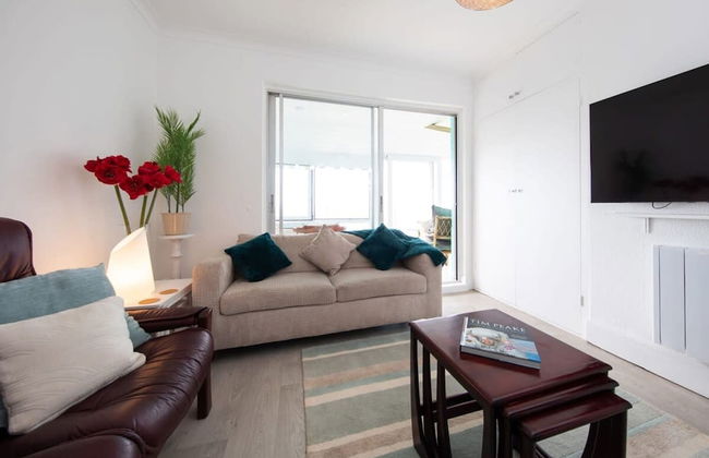 Stunning Beachfront Apt w Balcony Sea Views - Foto 75