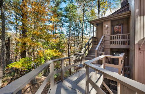 Chicadees Lake Lookout - A wood-burning fireplace, beautiful lake views, king and queen bedrooms, deck dining, and easy access t - Foto 33