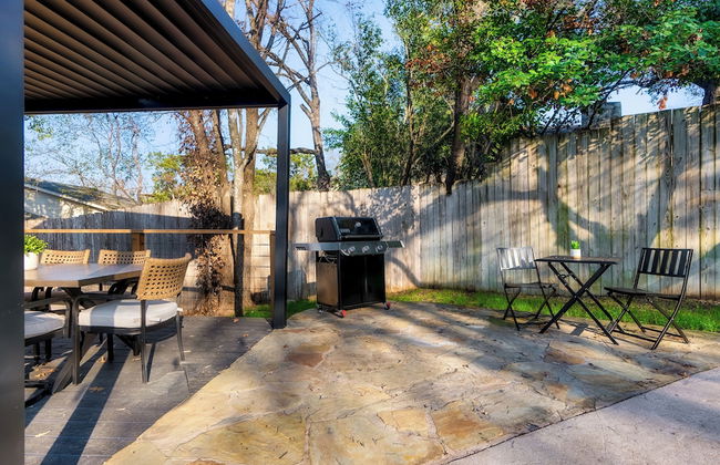 Luxury Zilker Home Pool Hot Tub Kitchen - Photo 13