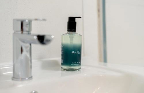 Stylish 2-Bed Flat with Balcony Near Haymarket - Pass the Keys - Foto 37