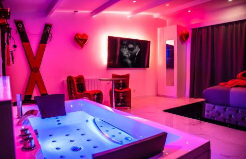 SECRET SUITE "Mr Grey" - Jacuzzi privatif - Gare RER C - Proche Paris - Foto 1