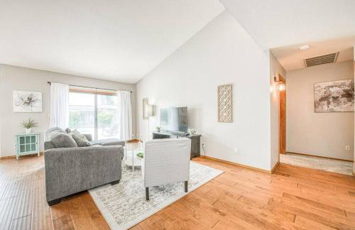 Stylish 3BR/2BA Retreat w/ Pool! Dream Getaway - Foto 34