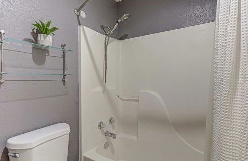 Waterfront 3BR Retreat - Pool & Hot Tub - Foto 27