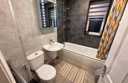 Cosy detached 3-bed, free parking, near Manchester - Foto 11