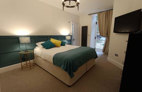 The West Wing at Eriviat Hall Hot Tub - Photo 17