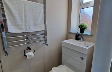 Stylish and Modern 7 Bedroom house near Brecon Beacons - Photo 19