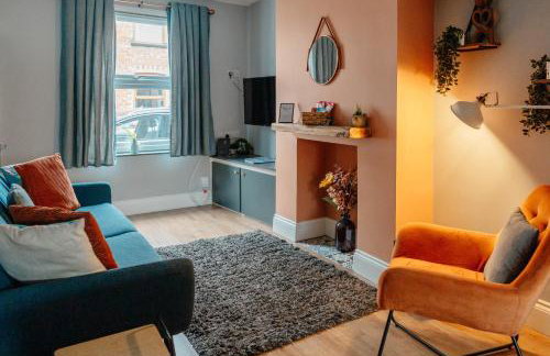 Charming Victorian Terrace near City with Free Parking - Foto 10