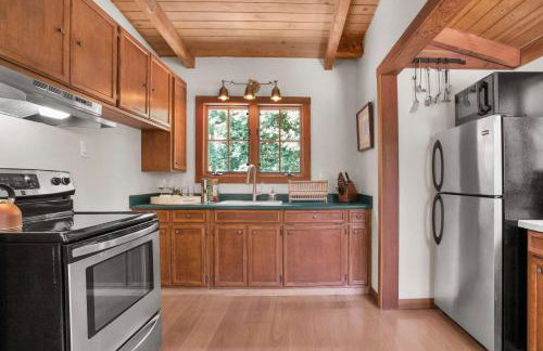 Serene Retreat with Hot Tub - Fire Pit - Deck - Foto 15