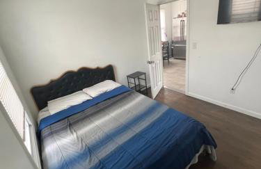 Newly renovated furnished home - Photo 11