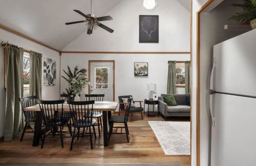 Cozy cabin w hot tub, fire pit & pet-friendly - Foto 33