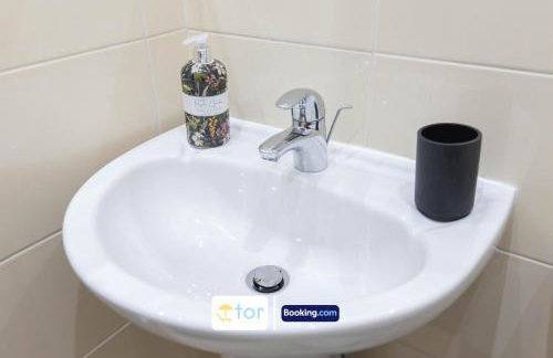 Large 2 Bedroom Apartment By The One Retreats Short Lets & Serviced Accommodation Horley Close To Gatwick Airport - Foto 63