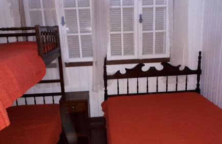 Chale de Madeira - Lareira e Fogueira---lindo gramado com mesa para café da manhã, churrasqueira e fogueira - Foto 30