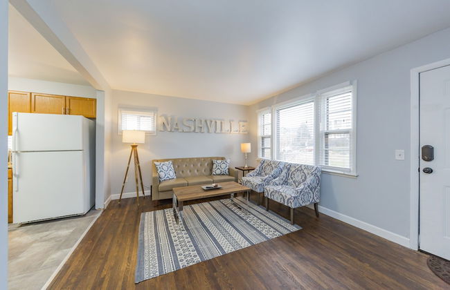 Savor the Homey Vibe at a Chilled Nest Five Min Downtown - Foto 26