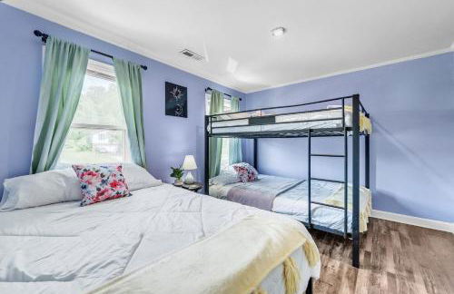 Firepit Games Grill Hot Tub Arcade & King Bed - Photo 49