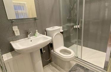 Barking London House sleeps 12 - parking - train tube - airport - Foto 24