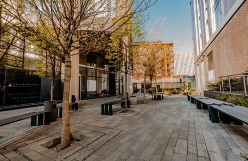 Stylish Skyline Apartment - 2 Bed, 2 Bath, Gym, Concierge in City Centre - Foto 26