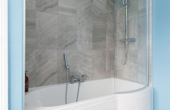 Bright Modern 4 br House 100 Metres From Beach - Photo 24