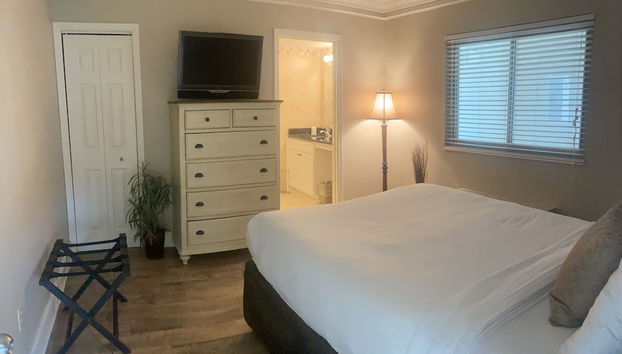 Smoky Mountains 101 2BD Condo with Fireplace and Private Balcony by RedAwning - Foto 4, Habitación